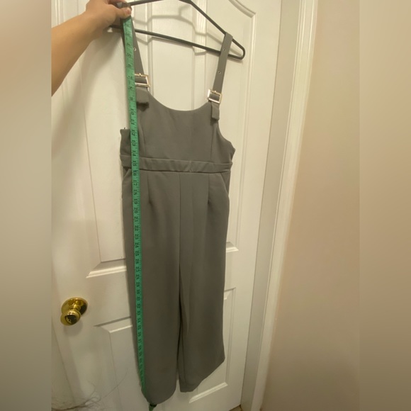 Jumpsuit small size, adjustment on shoulder with buckle comes with 3 loop holes. - Picture 5 of 8